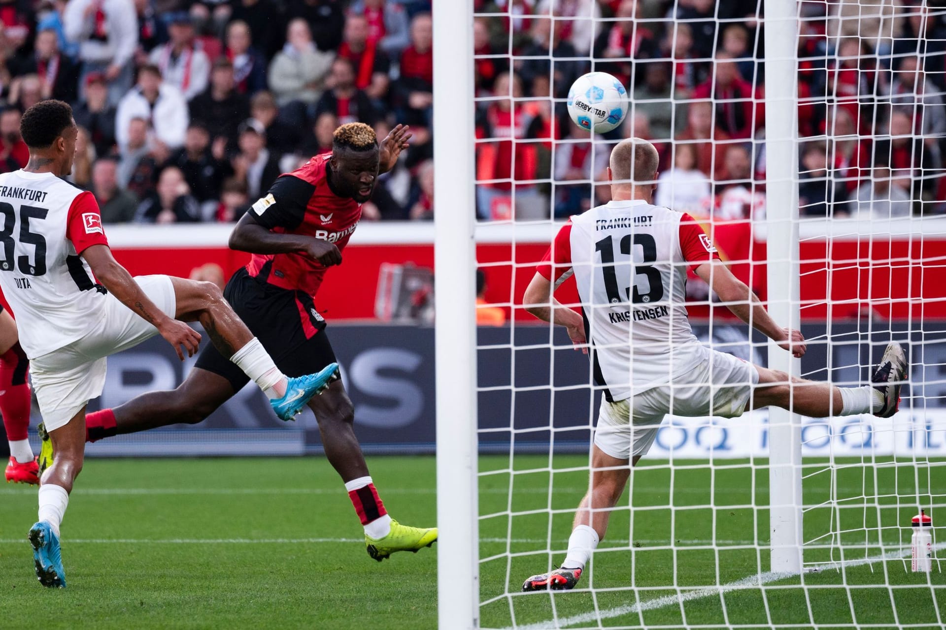 Victor Boniface (2. v.r.) trifft zur 2:1 Führung gegen Frankfurt.