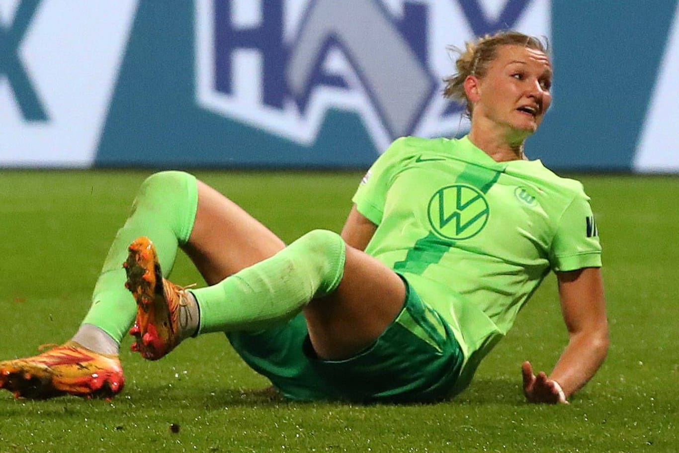 Alexandra Popp am Boden: Für Wolfsburg setzte es in der Champions League die zweite Niederlage im zweiten Spiel.