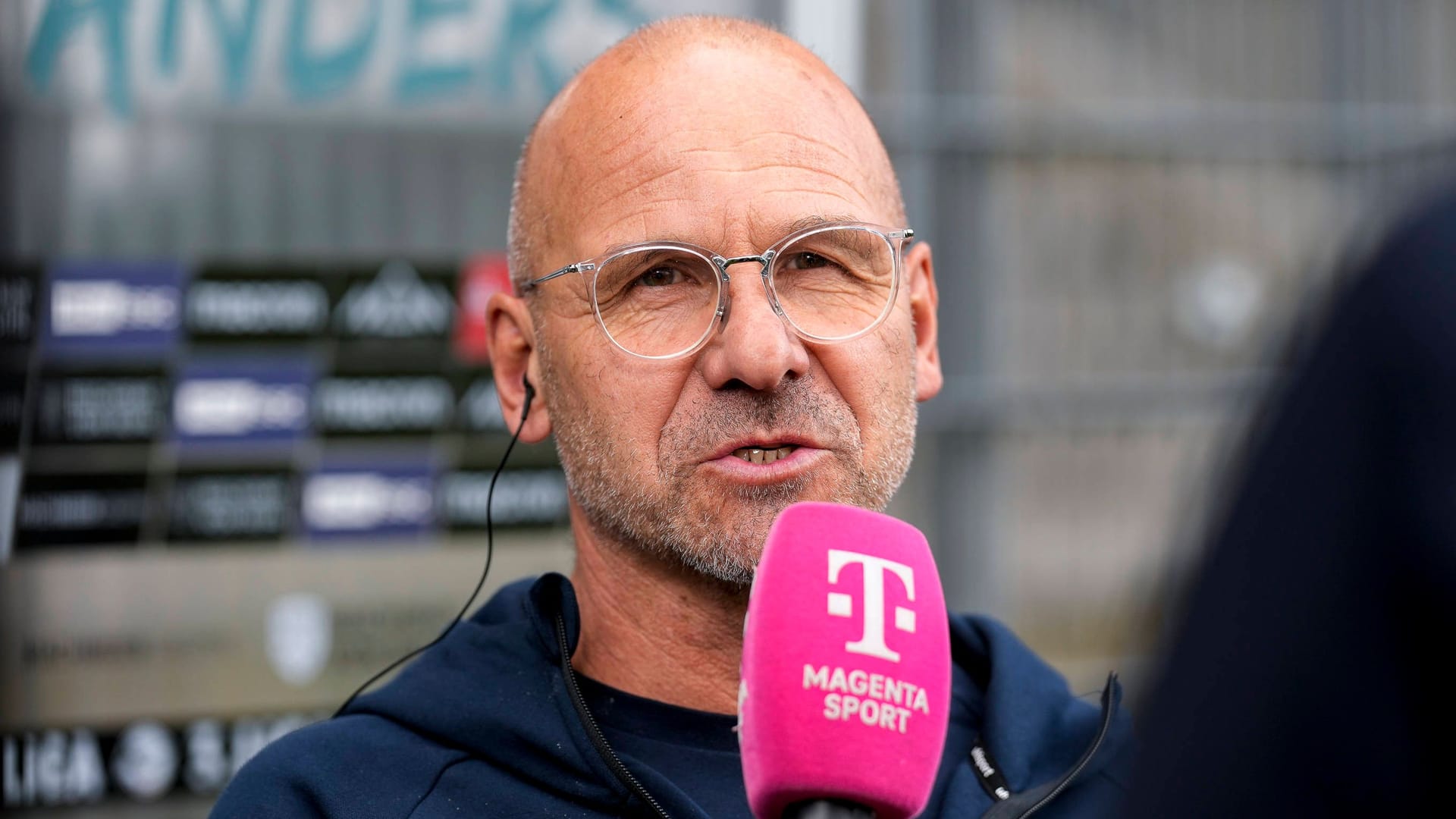 Mannheims Trainer Trares am Mikrofon: Emotional nach dem Spiel in Sandhausen.