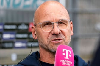 Mannheims Trainer Trares am Mikrofon: Emotional nach dem Spiel in Sandhausen.