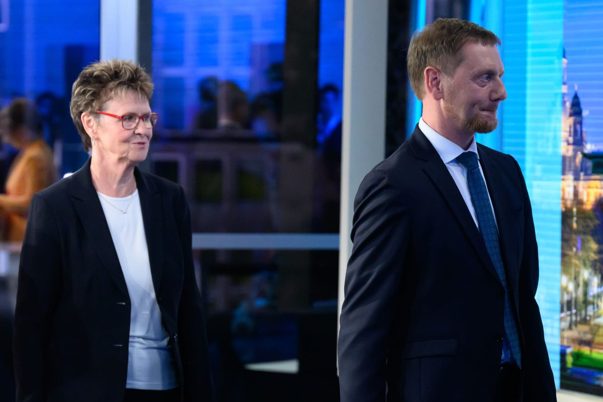 Ministerpräsident von Sachsen, und Sabine Zimmermann, Spitzenkandidatin von BSW (Bündnis Sahra Wagenknecht), verlassen nach der Verkündung der ersten Hochrechnungen ein Fernsehstudio.