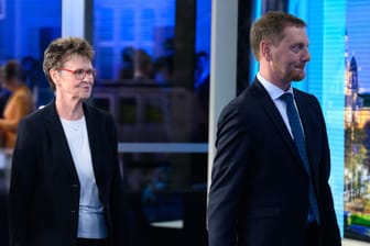 Ministerpräsident von Sachsen, und Sabine Zimmermann, Spitzenkandidatin von BSW (Bündnis Sahra Wagenknecht), verlassen nach der Verkündung der ersten Hochrechnungen ein Fernsehstudio.