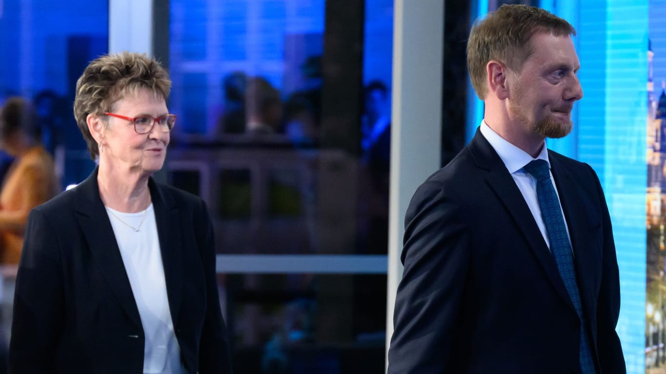 Ministerpräsident von Sachsen, und Sabine Zimmermann, Spitzenkandidatin von BSW (Bündnis Sahra Wagenknecht), verlassen nach der Verkündung der ersten Hochrechnungen ein Fernsehstudio.