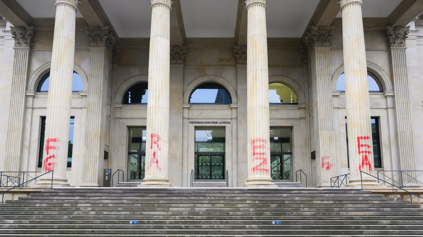 Der Schriftzug „Free Gaza“ ist auf Säulen am niedersächsischen Landtag zu sehen. Der Landtag in Hannover war in der Nacht zum 14. September mit islamistischen Parolen beschmiert worden.