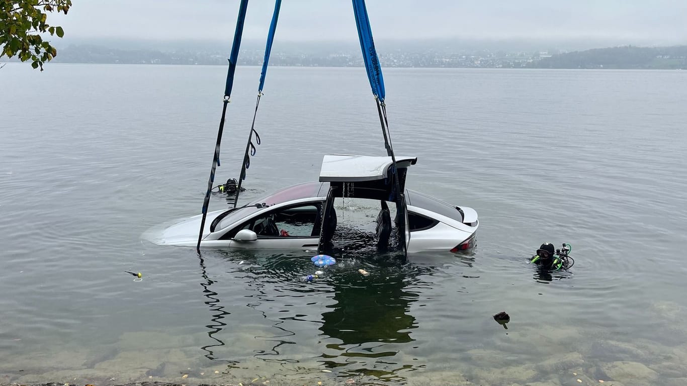 Ein Tesla im Traunsee: In Österreich ist ein Fahrer mit seinem Auto im Wasser gelandet.