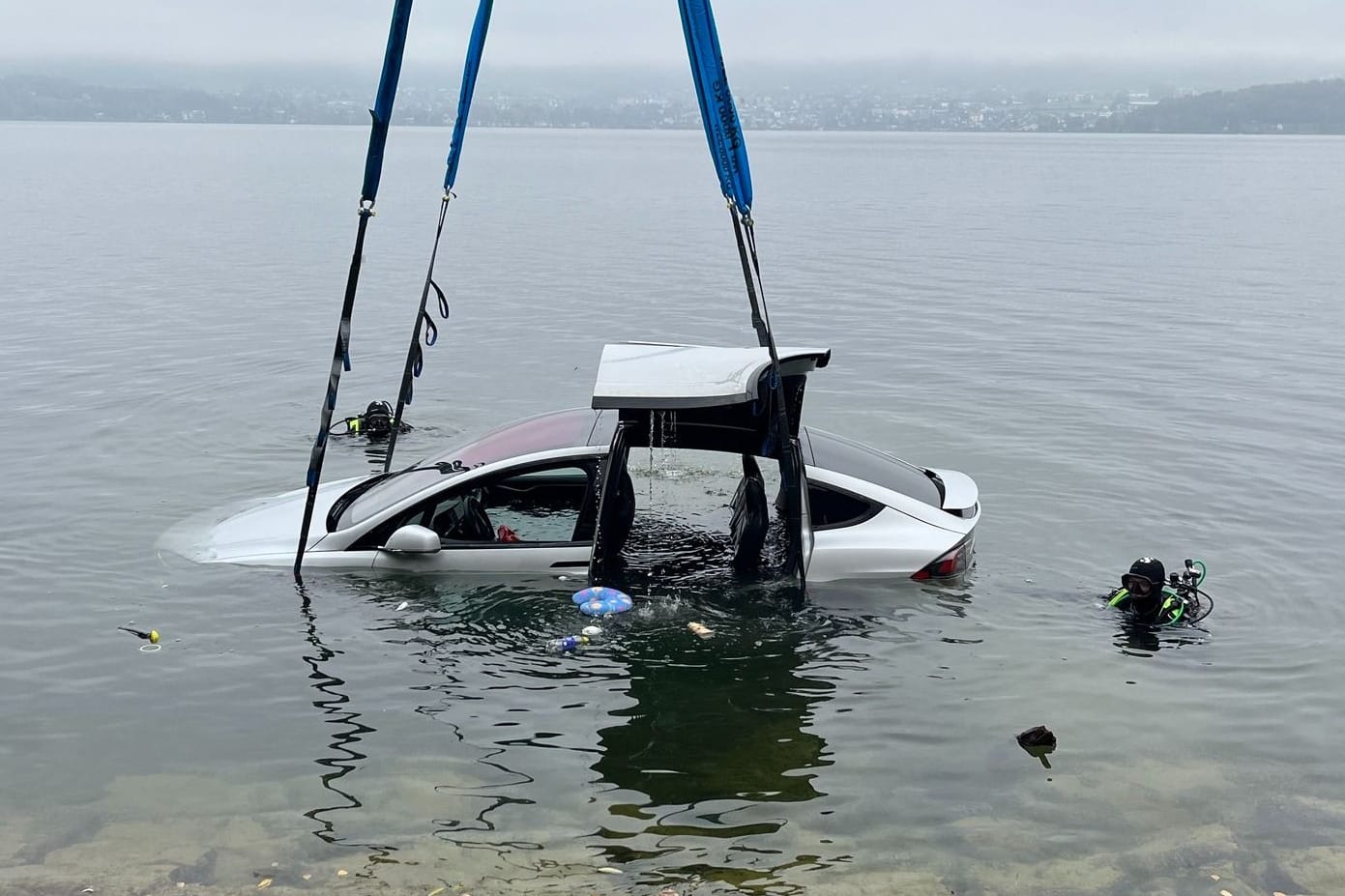 Ein Tesla im Traunsee: In Österreich ist ein Fahrer mit seinem Auto im Wasser gelandet.