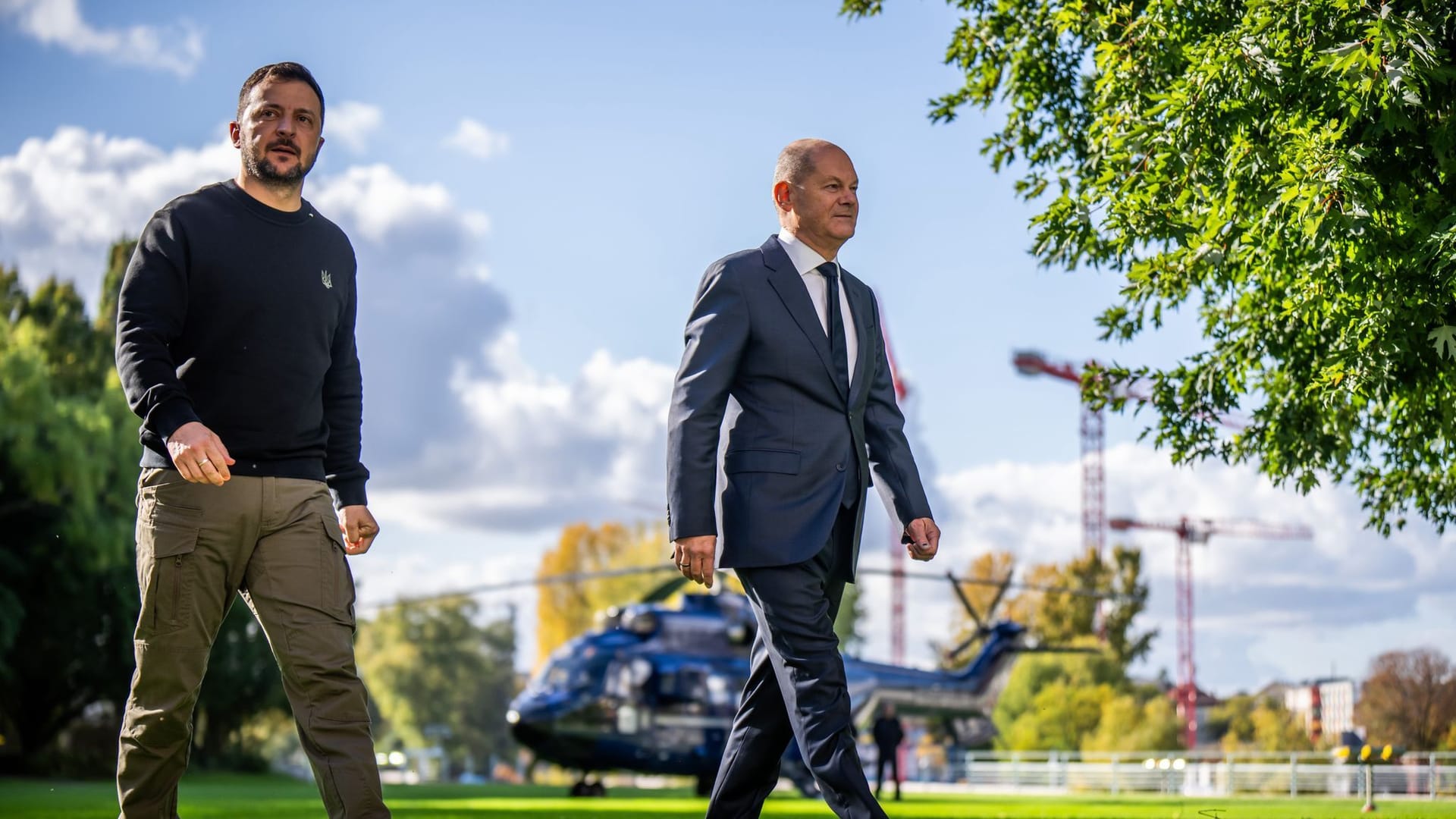 Bundeskanzler Olaf Scholz (SPD) und Wolodymyr Selenskyj (l): Der Präsident der Ukraine besucht am Freitag Berlin.