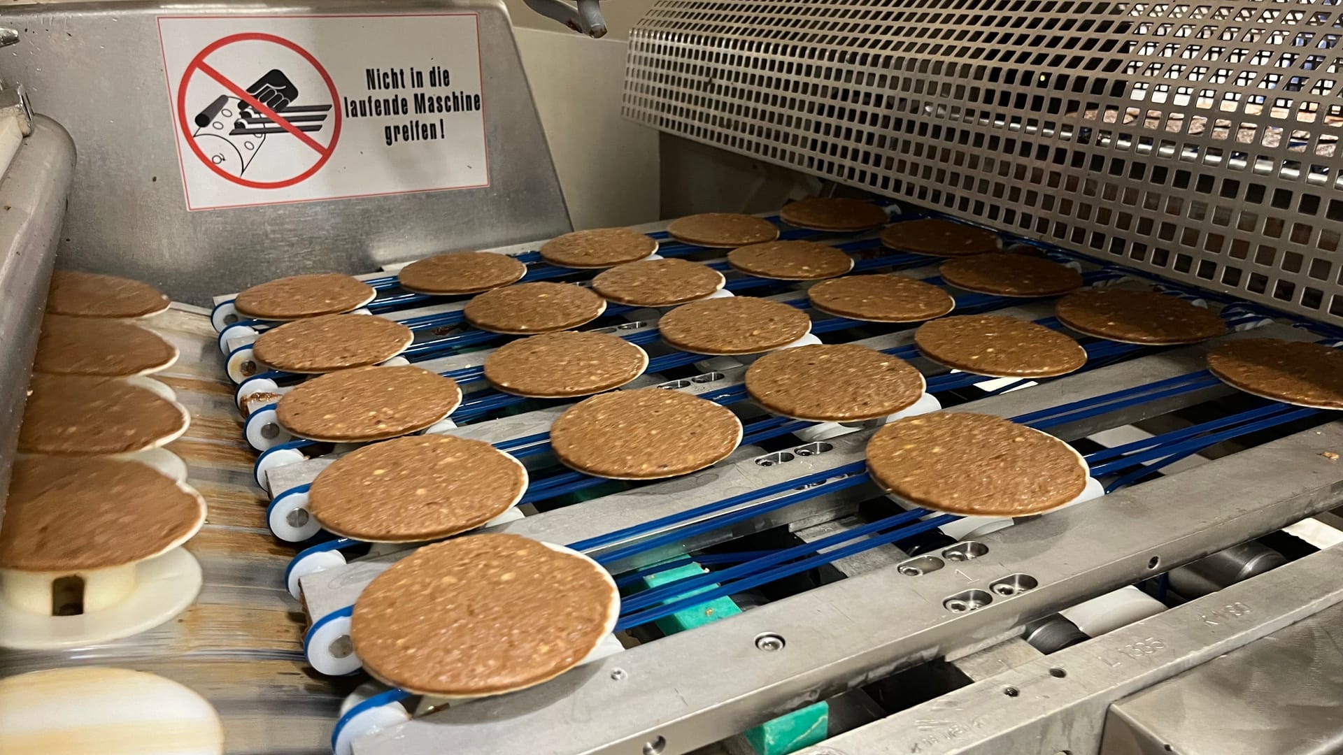 Hier wird der Lebkuchen-Teig auf die Oblaten gestrichen: Eine Maschine macht das in Sekundenschnelle.