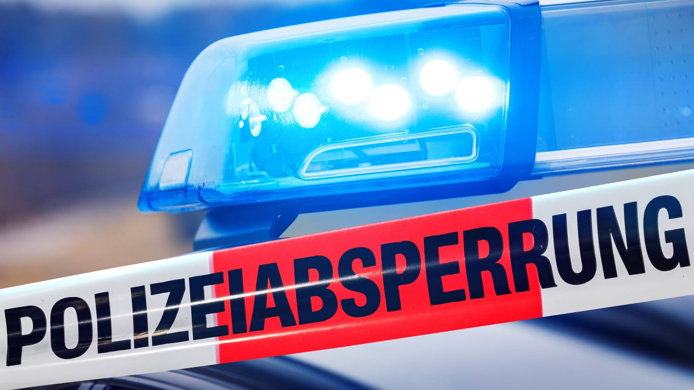 Absperrband vor einem Streifenwagen mit Blaulicht (Symbolbild): Die Polizei rückte mit einem Großaufgebot an.