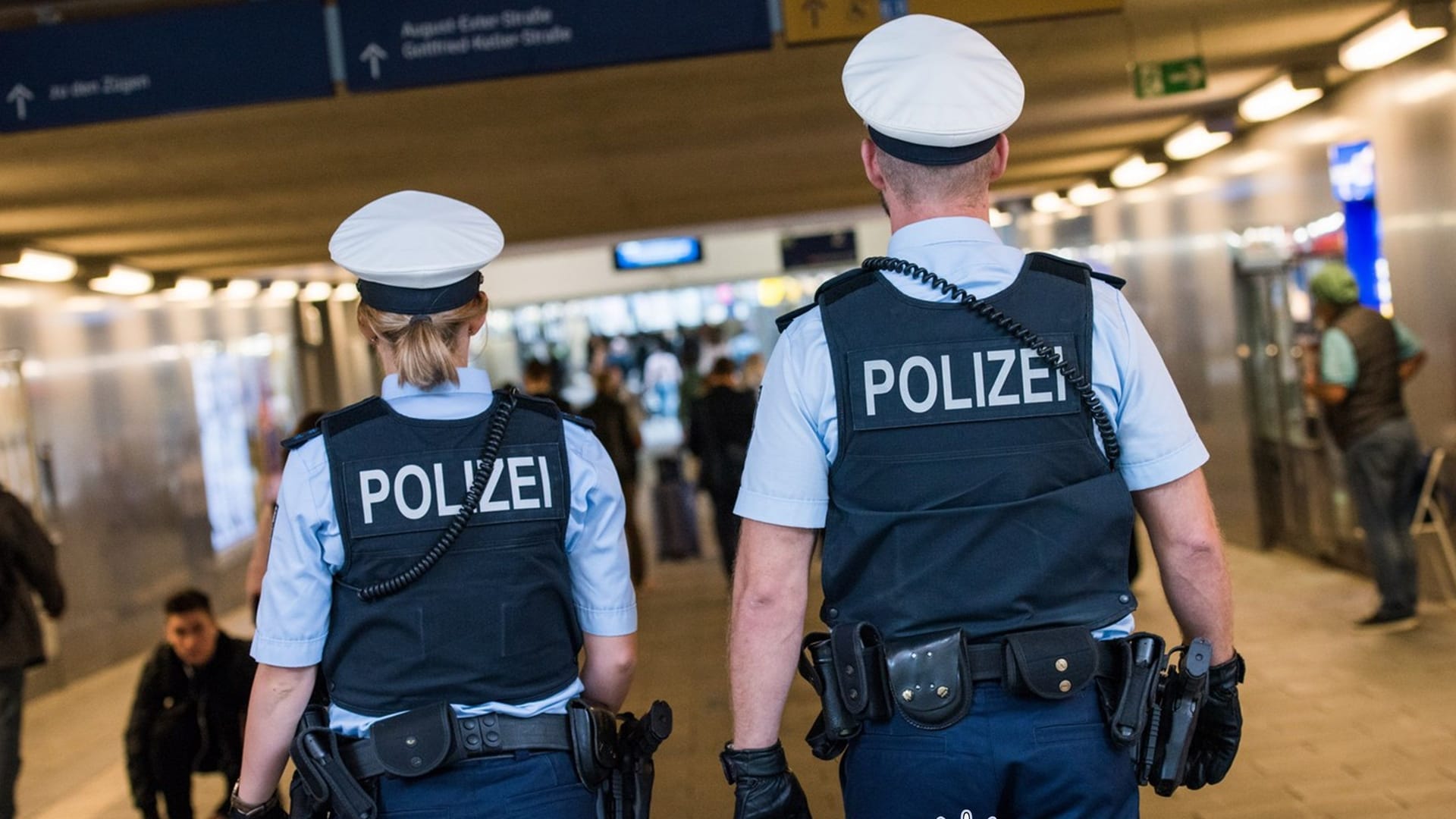 Eine Bundespolizeistreife am Bahnhof München Pasing: In der Nacht auf Mittwoch mussten Beamte einen Mann auf die Wache bringen (Symbolbild).