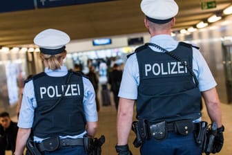 Eine Bundespolizeistreife am Bahnhof München Pasing: In der Nacht auf Mittwoch mussten Beamte einen Mann auf die Wache bringen (Symbolbild).