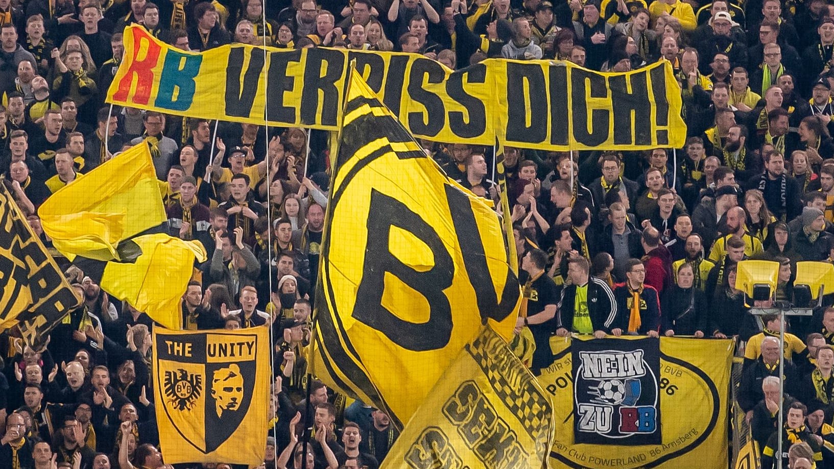 Ein Transparent mit der Aufschrift "RB verpiss dich!" wird im Westfalenstadion im BVB-Block gezeigt (Archivbild): Dortmunds Fanszene zeigt regelmäßig, was sie von RB Leipzig hält.