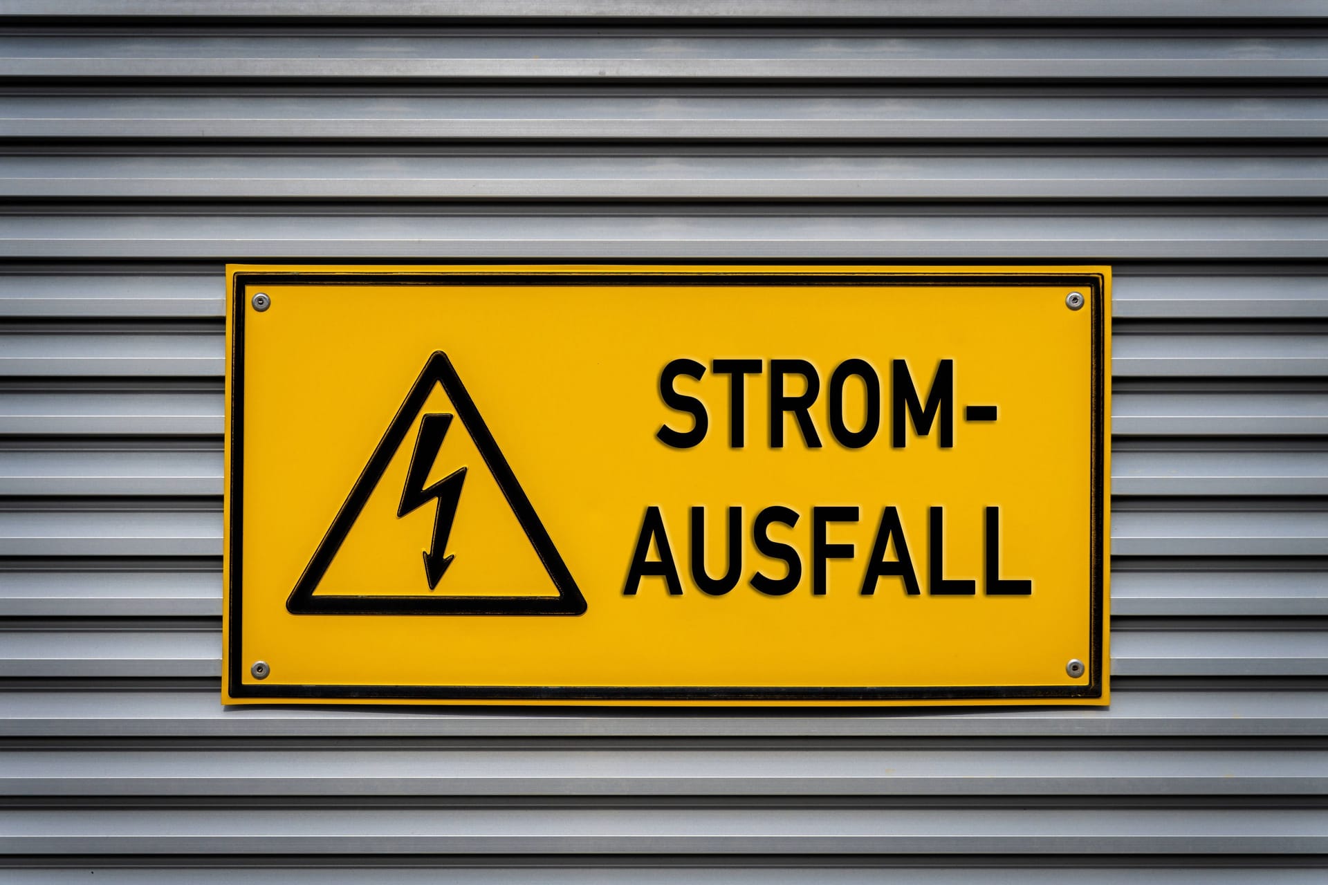 Ein Schild mit der Aufschrift "Strom-Ausfall" (Symbolfoto): In Wandsbek sind aktuell mehrere hundert Haushalte ohne Strom.