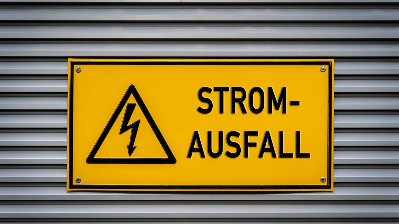 Ein Schild mit der Aufschrift "Strom-Ausfall" (Symbolfoto): In Wandsbek sind aktuell mehrere hundert Haushalte ohne Strom.