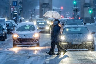 Wintereinbruch auf der Ludwigstraße: Fällt Anfang November der erste Schnee in Bayern? (Symbolfoto)