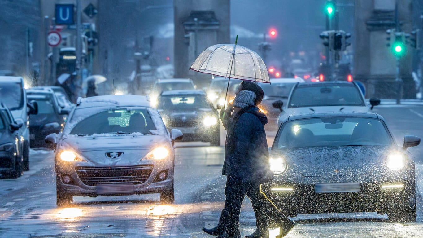 Wintereinbruch auf der Ludwigstraße: Fällt Anfang November der erste Schnee in Bayern? (Symbolfoto)