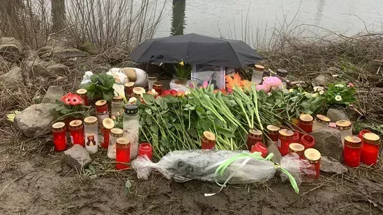 Blumen und Kerzen am Tatort (Archivbild): Die Tat löste in Köln Entsetzen aus.