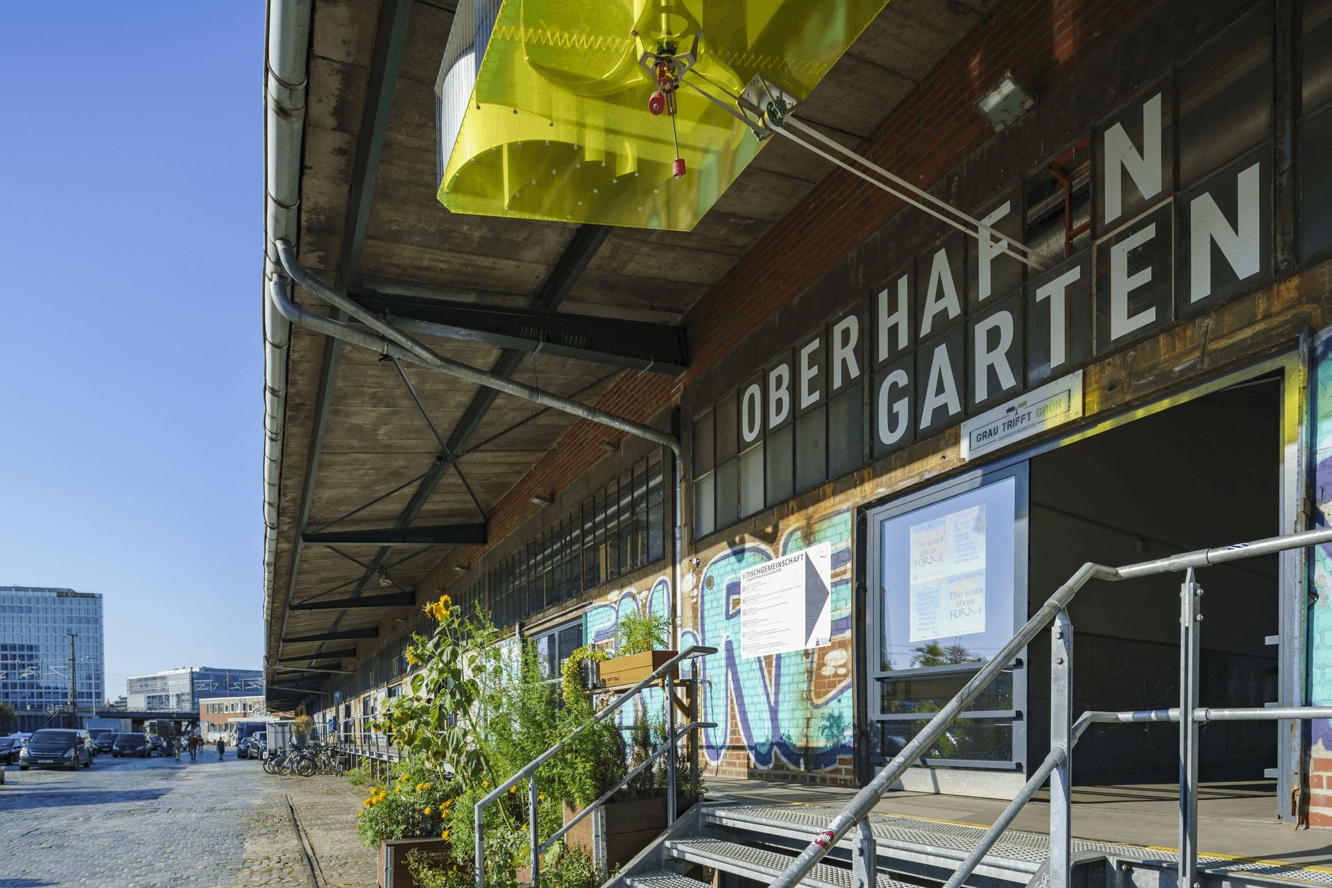 Blick auf eine der Güterhallen im Oberhafen: Neben der Clublocation werden neun Kreativflächen angeboten.