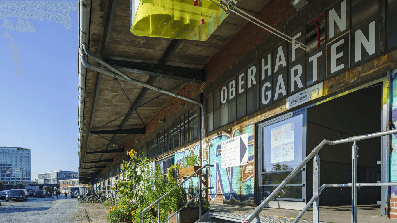 Blick auf eine der Güterhallen im Oberhafen: Neben der Clublocation werden neun Kreativflächen angeboten.