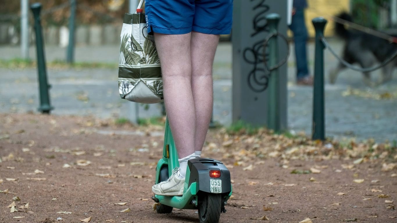 Person fährt auf E-Scooter (Symbolbild): Bereits nach der ersten Fahrt wies das Gerät erhebliche Mängel auf.