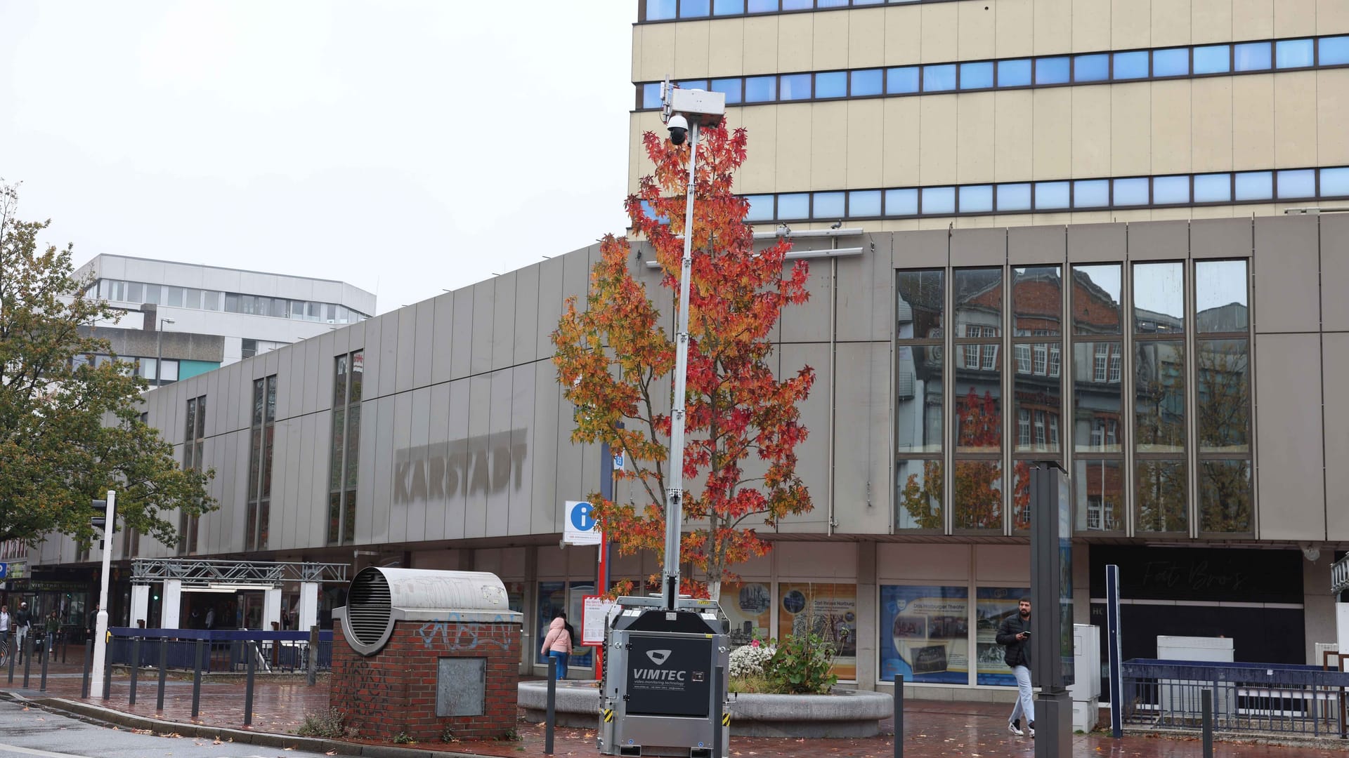 Am Herbert-und-Greta-Wehner-Platz vor dem ehemaligen Karstadt-Gebäude hat die Polizei vor dem Halloween-Tag am Montag Kameras an einem Teleskopmast aufgestellt.