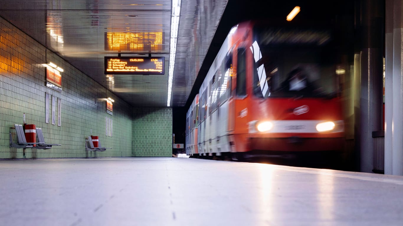 Kölner Stadtbahn (Symbolfoto): Die 26-Jährige war gerade ausgestiegen, als der Täter sie auf dem Heimweg zu Boden riss.