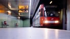 Kölner Stadtbahn (Symbolfoto): Die 26-Jährige war gerade ausgestiegen, als der Täter sie auf dem Heimweg zu Boden riss.