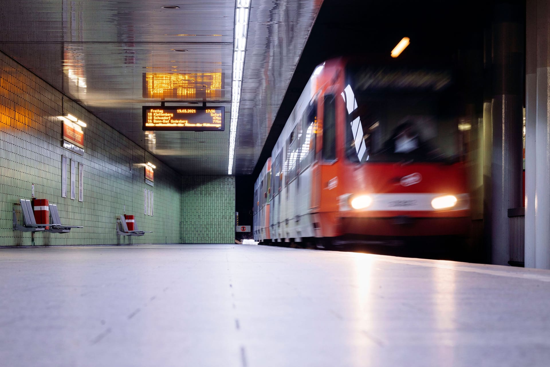 Kölner Stadtbahn (Symbolfoto): Die 26-Jährige war gerade ausgestiegen, als der Täter sie auf dem Heimweg zu Boden riss.