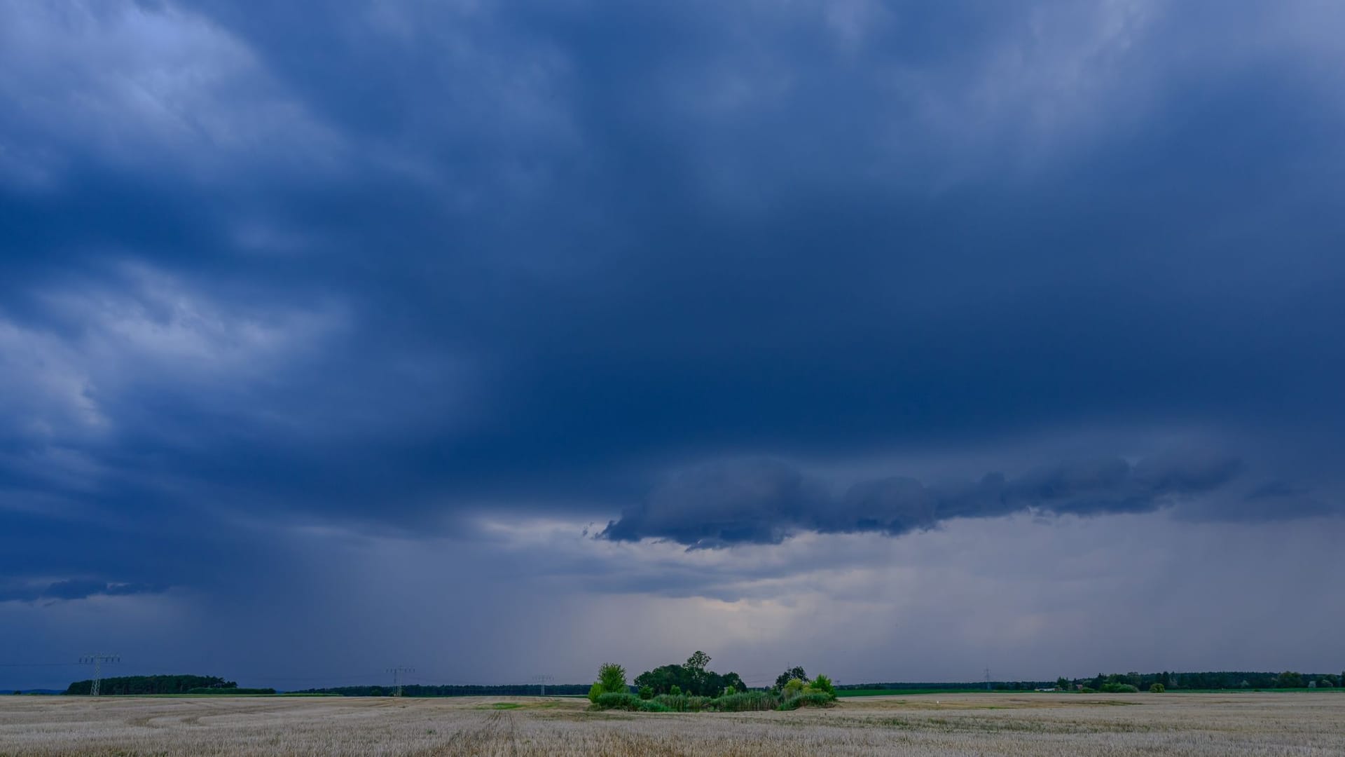 Gewitter ziehen über die Landschaft