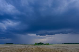 Gewitter ziehen über die Landschaft