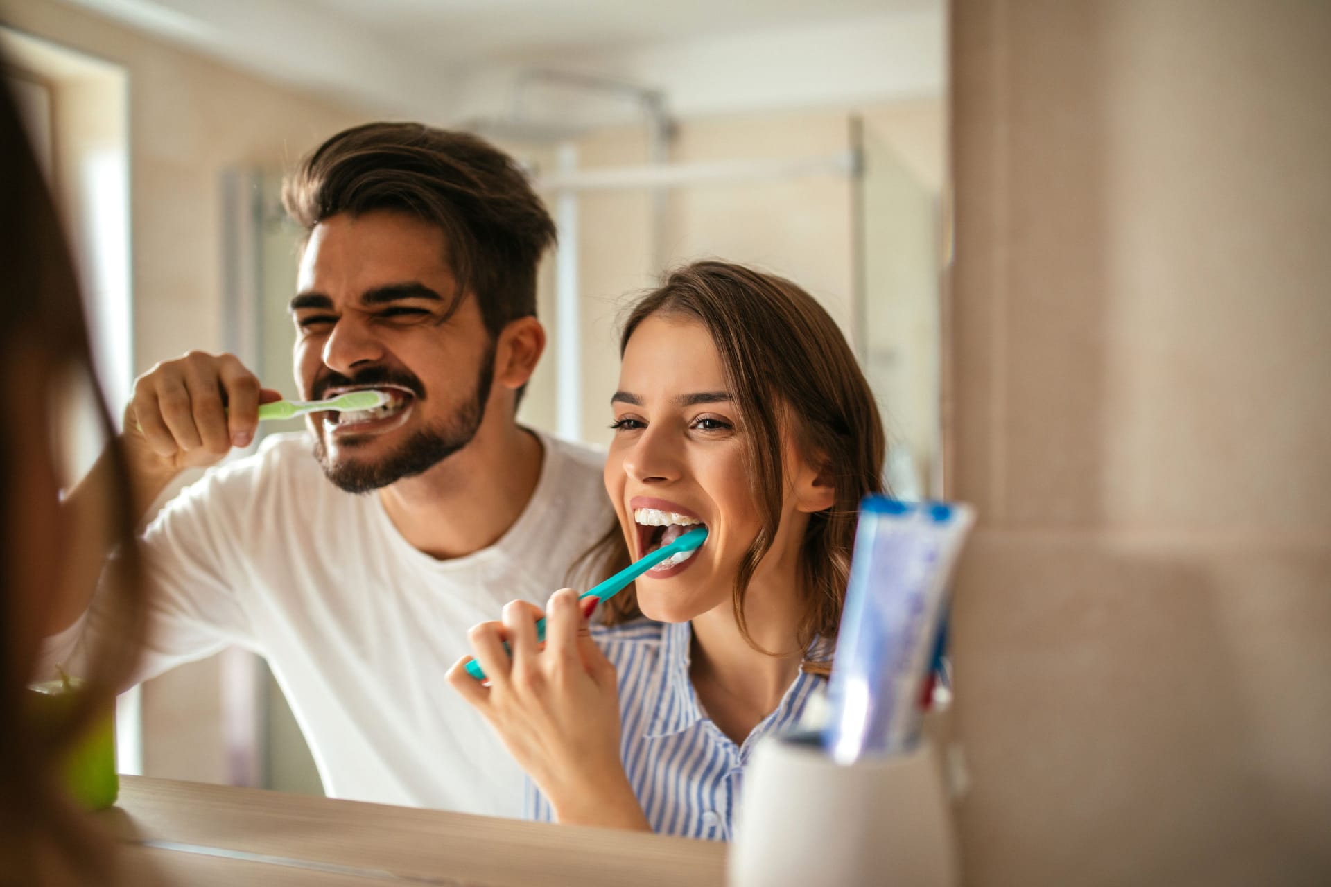 Hygiene im Badezimmer: Auf Zahnbürsten tummeln sich unzählige Viren und Bakterien.