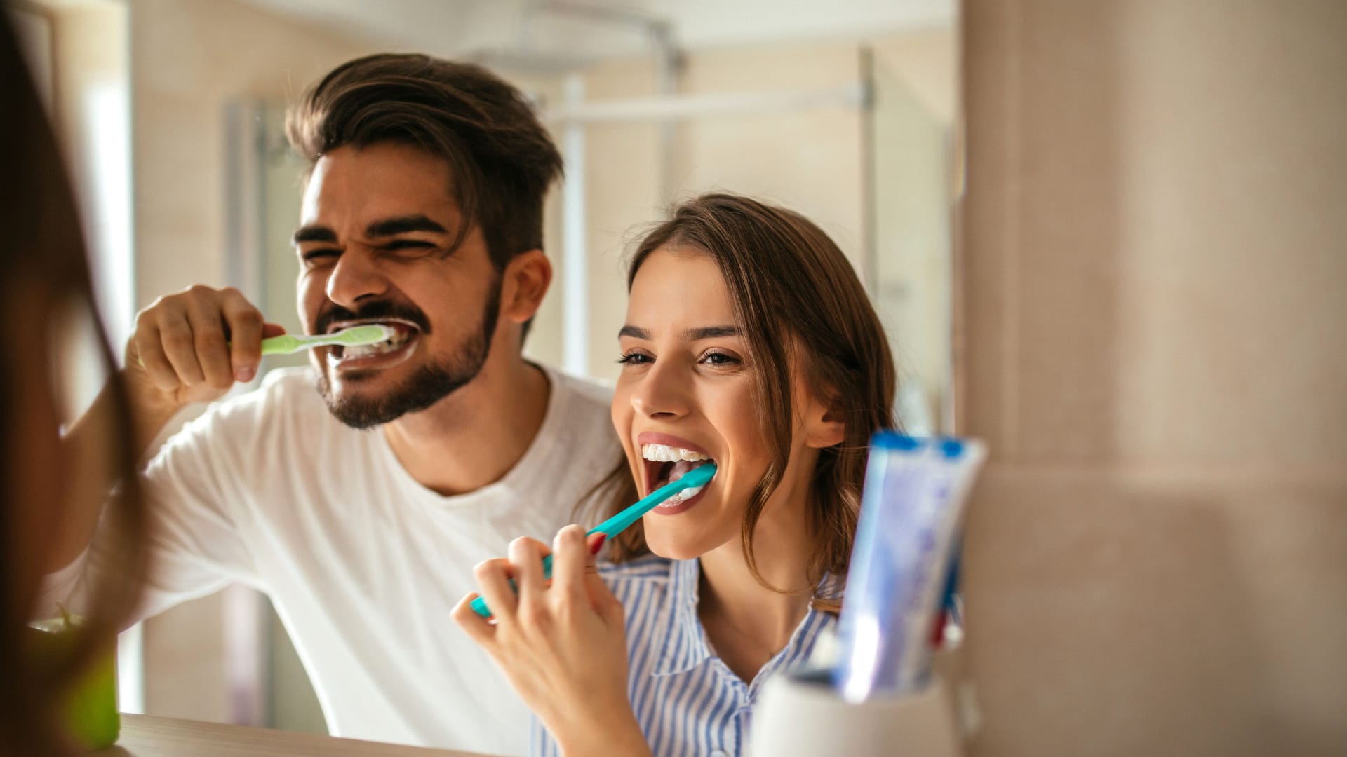 Hygiene im Badezimmer: Auf Zahnbürsten tummeln sich unzählige Viren und Bakterien.