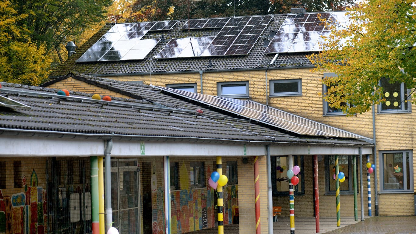 Die Grundschule an der Birkstraße in Eilendorf: Auf ihrem Dach werden ab sofort 64.000 Kilowattstunden Strom produziert.