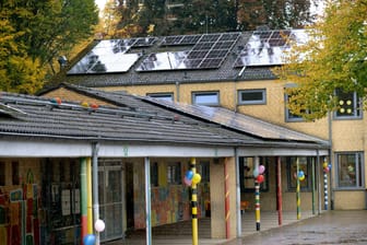 Die Grundschule an der Birkstraße in Eilendorf: Auf ihrem Dach werden ab sofort 64.000 Kilowattstunden Strom produziert.