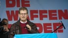 Ralf Stegner (SPD) spricht bei einer Friedensdemonstration an der Siegessäule: Der Sozialdemokrat musste sich gegen Pfiffe erwehren.