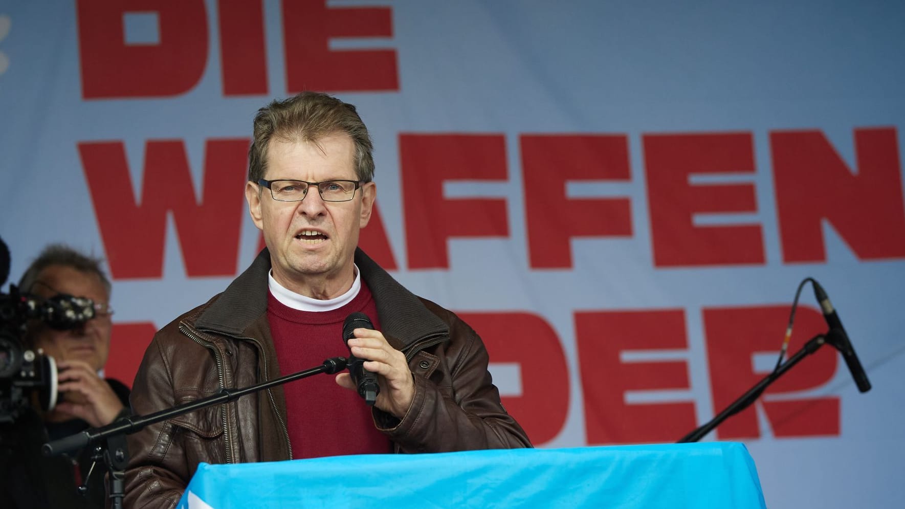 Ralf Stegner (SPD) spricht bei einer Friedensdemonstration an der Siegessäule: Der Sozialdemokrat musste sich gegen Pfiffe erwehren.