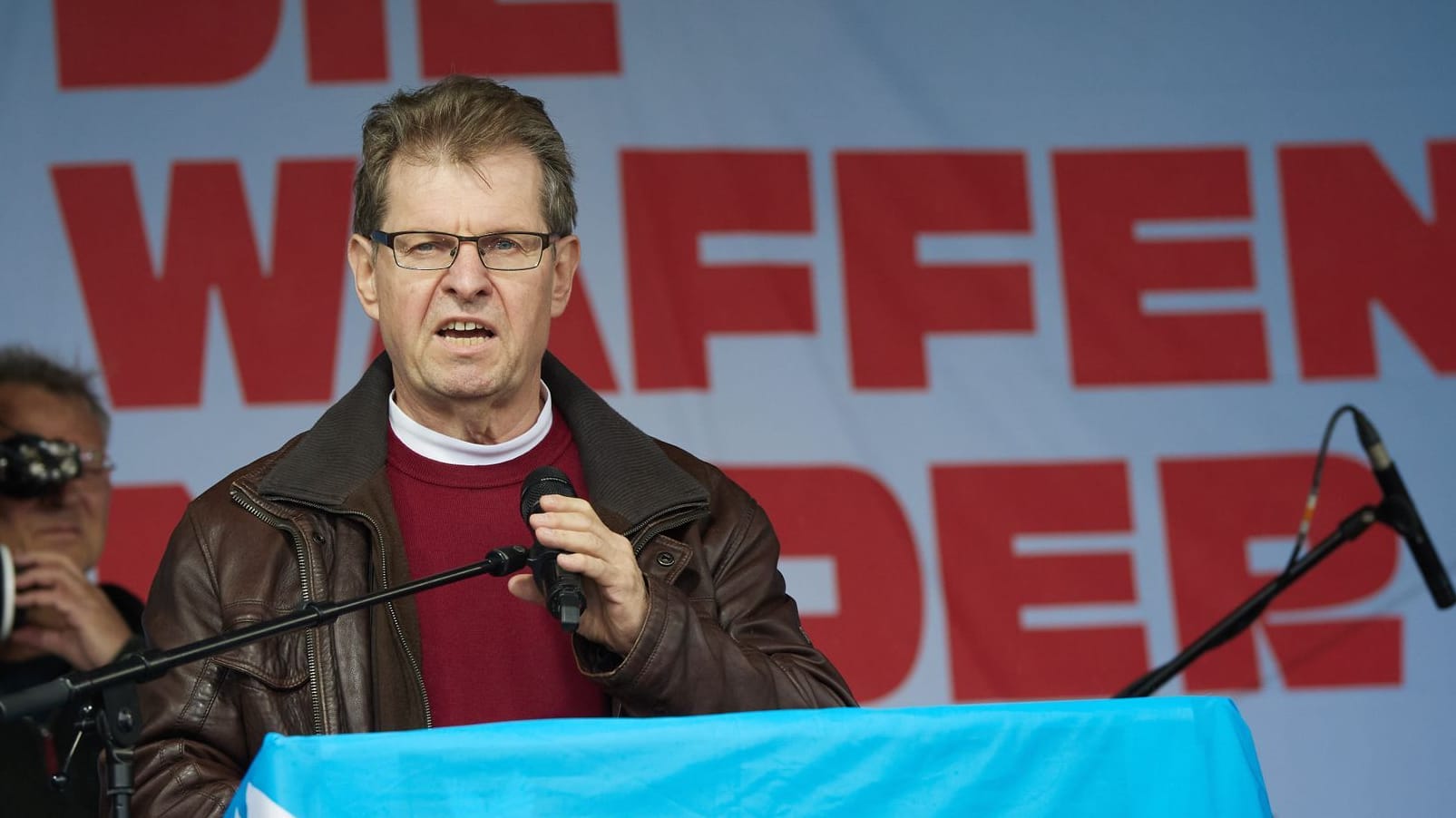 Ralf Stegner (SPD) spricht bei einer Friedensdemonstration an der Siegessäule: Der Sozialdemokrat musste sich gegen Pfiffe erwehren.