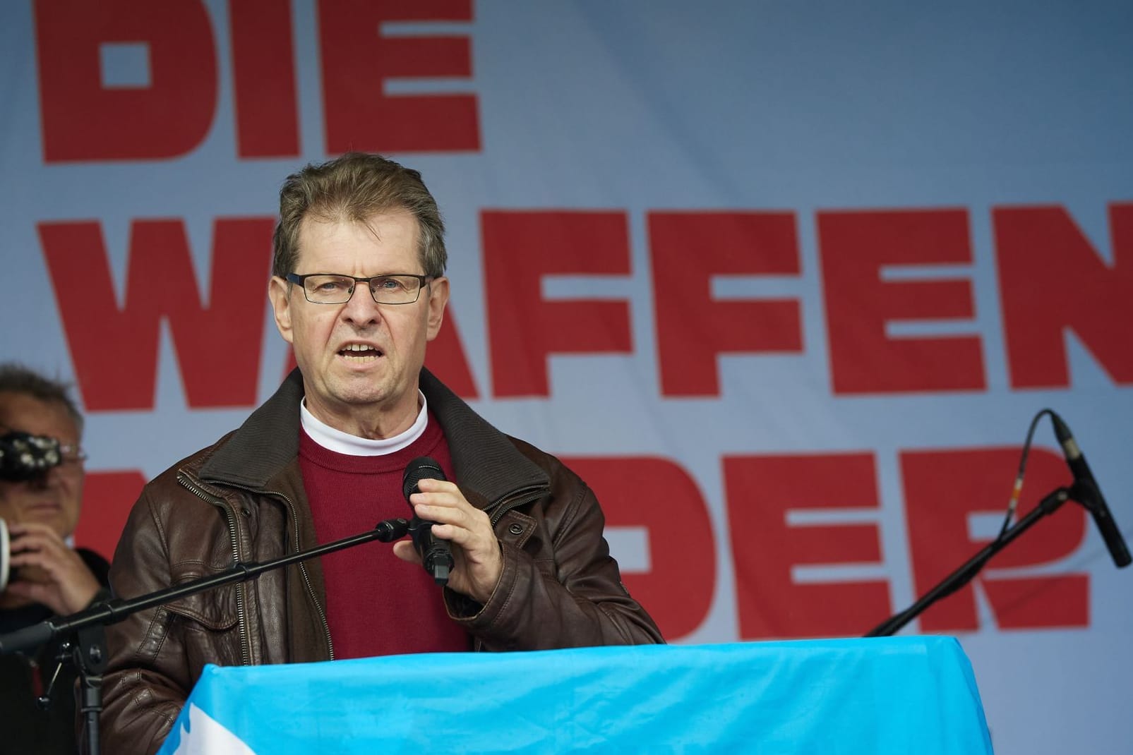 Ralf Stegner (SPD) spricht bei einer Friedensdemonstration an der Siegessäule: Der Sozialdemokrat musste sich gegen Pfiffe erwehren.