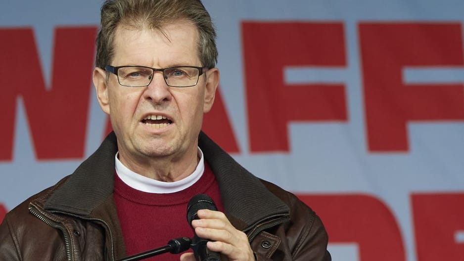 Ralf Stegner (SPD) spricht bei einer Friedensdemonstration an der Siegessäule: Der Sozialdemokrat musste sich gegen Pfiffe erwehren.