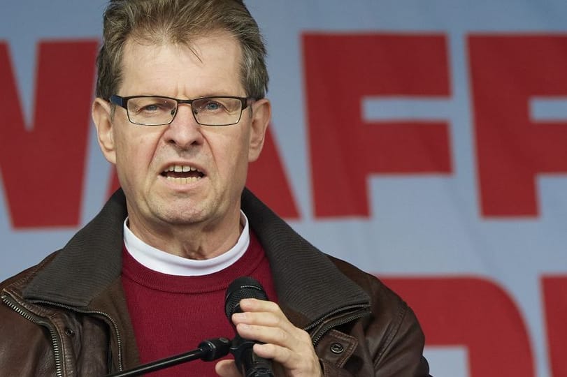 Ralf Stegner (SPD) spricht bei einer Friedensdemonstration an der Siegessäule: Der Sozialdemokrat musste sich gegen Pfiffe erwehren.