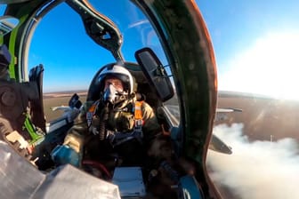 Lufteinsatz: Ein russischer Luftwaffenpilot ist im Cockpit seines Suchoi Su-25 Kampfflugzeugs zu sehen.