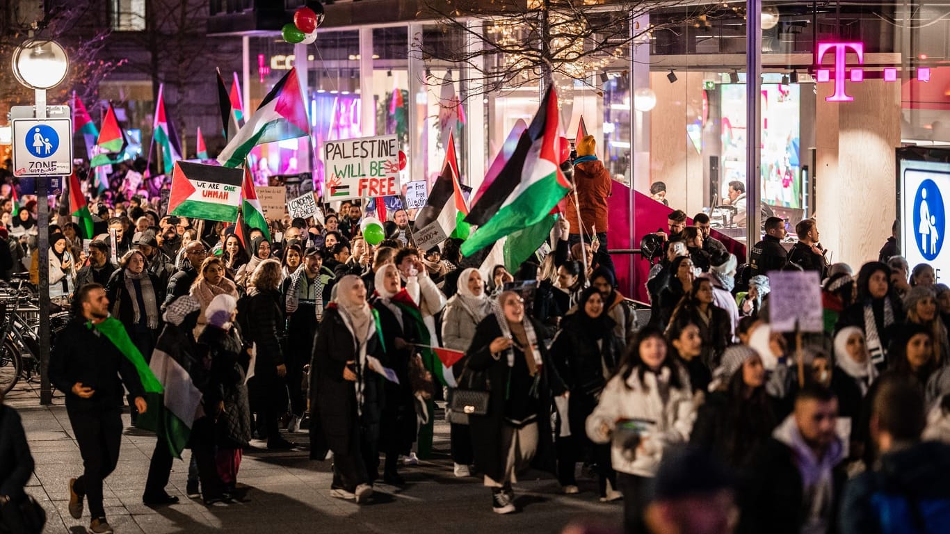 Demo zur "Aktuellen Lage im Gazastreifen" - Stuttgart