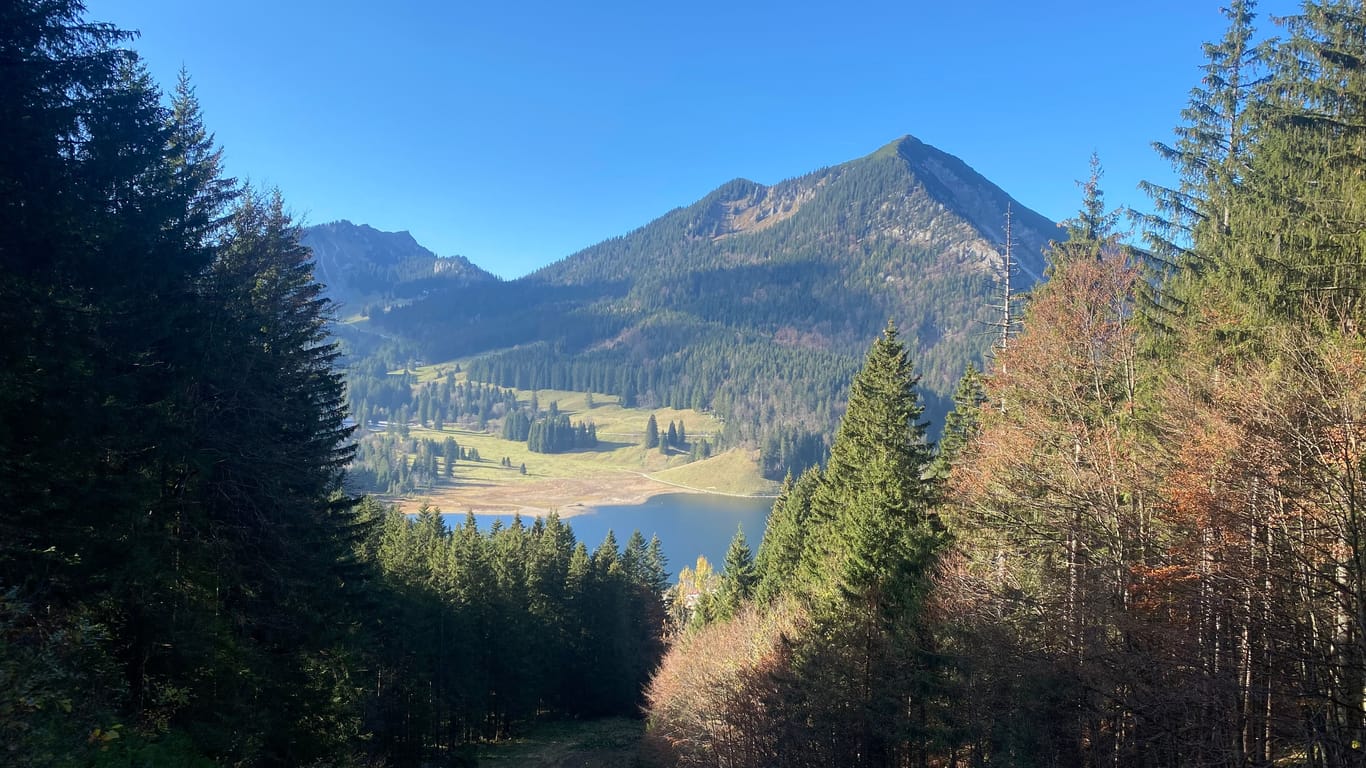 Der Abstieg belohnt mit einem Blick auf den Spitzingsee.