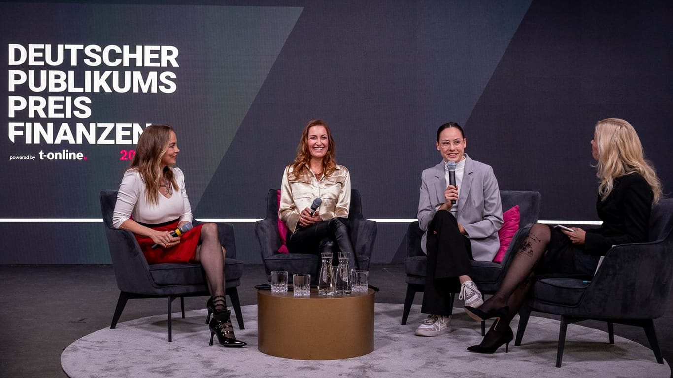 Regina Halmich, Denise Schindler, Sarah Voss: Drei Sportlerinnen sprechen beim Publikumspreis Finanzen von t-online mit Moderatorin Antje Erhard über die finanzielle Unsicherheit in ihrem Beruf.