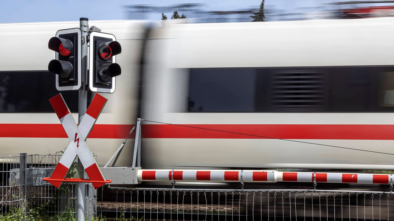 Ein ICE fährt über einen Bahnübergang (Symbolbild): Bei Osnabrück wurde auf einen der Schnellzüge der Deutschen Bahn geschossen.