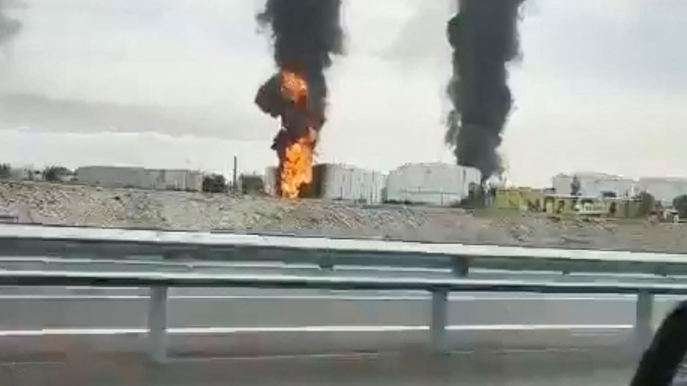 Aufnahme eines brennenden Öl-Depots in Feodosja, auf der Krim-Halbinsel.