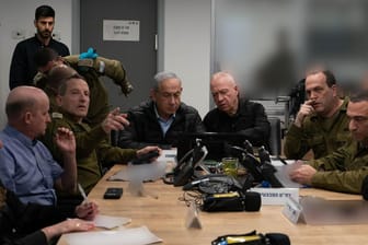 Benjamin Netanjahu (l.) berät mit Verteidigungsminister Joav Galant (neben ihm) und der israelischen Militärspitze die Situation nach einem Angriff auf den Iran.