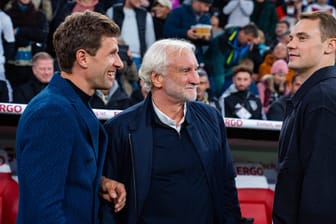 Drei DFB-Legenden auf einem Bild: Die Bayern-Spieler Thomas Müller (l.) und Manuel Neuer wurden von Rudi Völler vor dem Spiel gegen die Niederlande verabschiedet.