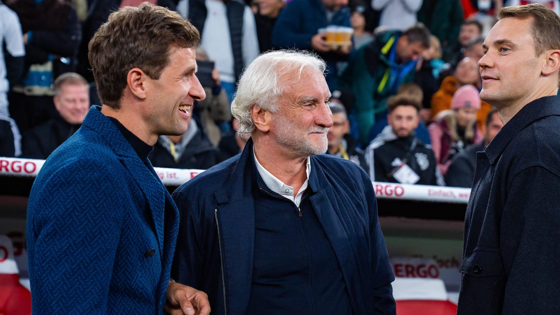 Drei DFB-Legenden auf einem Bild: Die Bayern-Spieler Thomas Müller (l.) und Manuel Neuer wurden von Rudi Völler vor dem Spiel gegen die Niederlande verabschiedet.