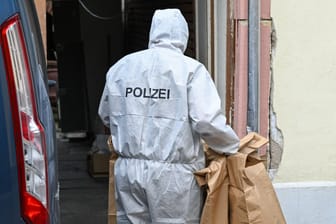 Beamte der Spurensicherung (Symbolfoto): Welche Leichenteile gefunden wurden, hat die Polizei noch nicht bekannt gegeben.